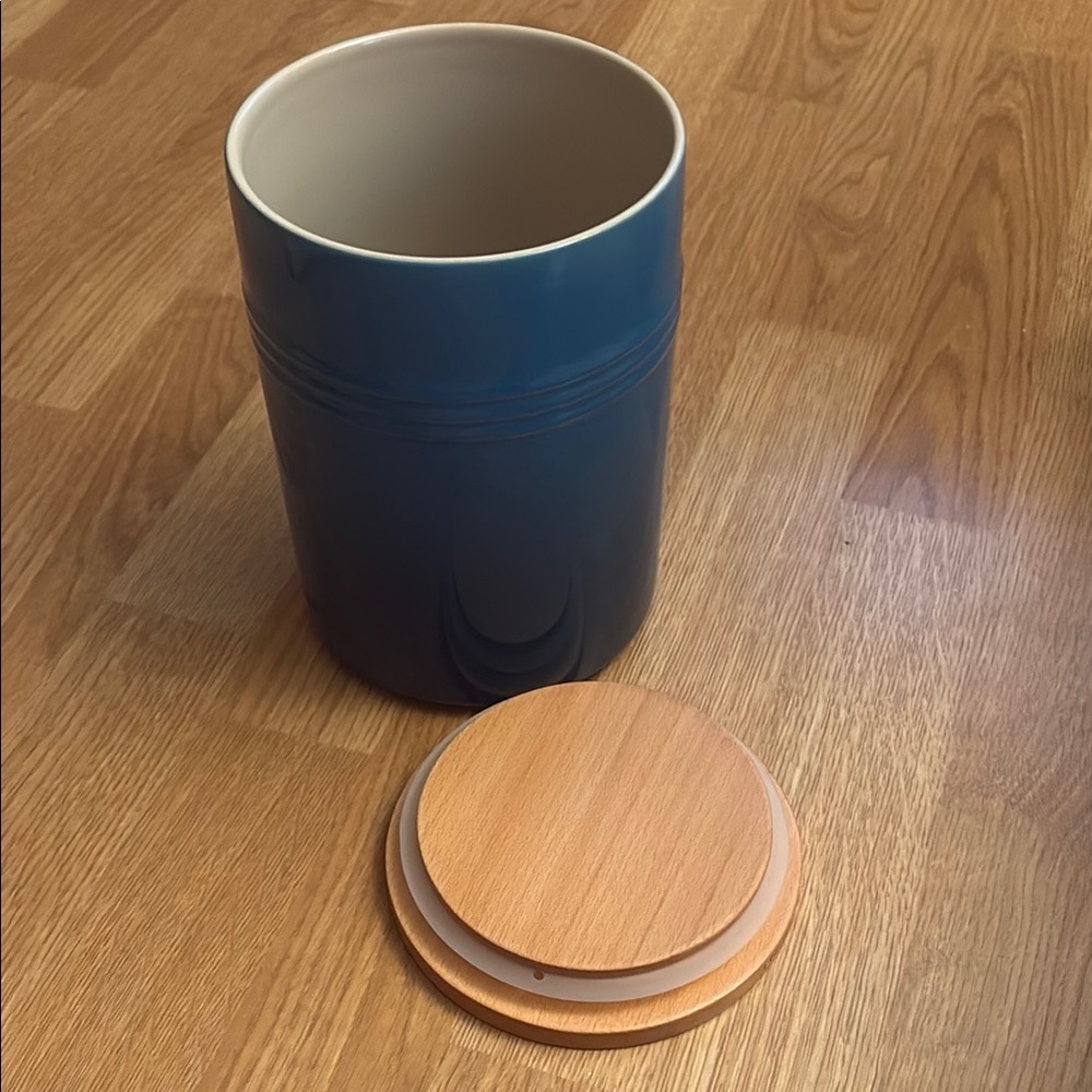 Le Creuset 14cm Large 2.5 quart Canister With Wood Lid Canister, Marseille Blue. - Picture 7 of 10